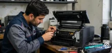 یک تعمیرکار در حال آموزش عیب یابی و تعمیر پرینتر