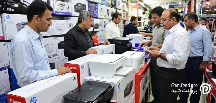 یک مرد در حال انتخاب بین پرینتر اچ پی و کنان